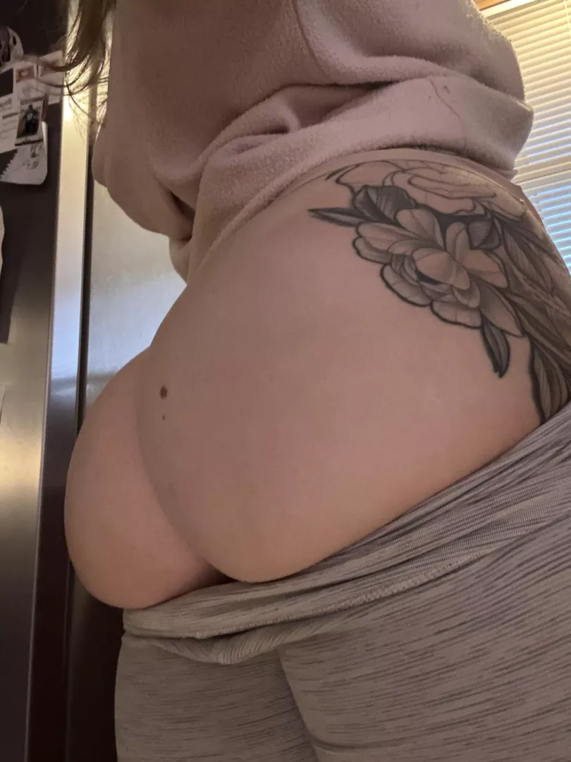 The best part of waking up is a booty in yoga pants posted by MariahChase