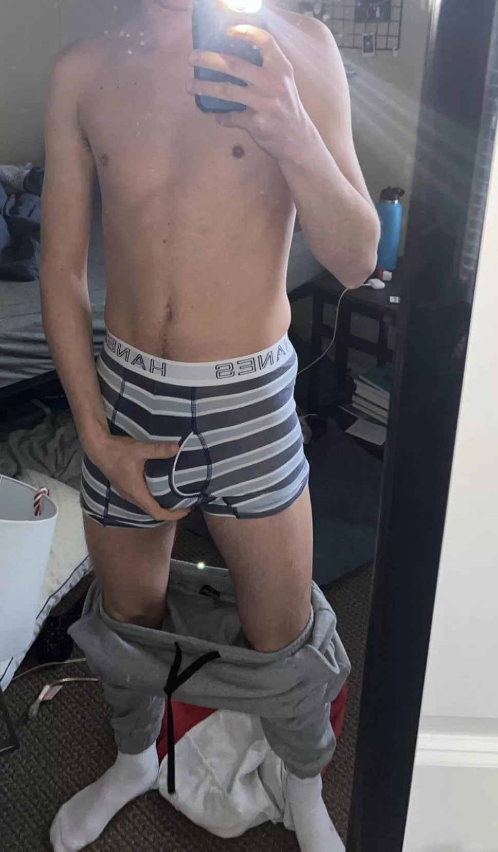 22 frat bro. Help me clean my room? posted by Narrow-Gur-5877