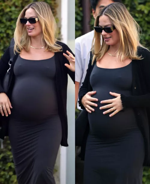 Margot Robbie by Familiar-Length8995