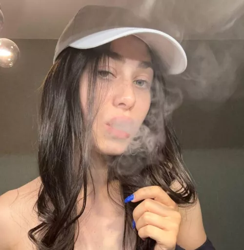 There's nothing better than smoking while people look at you by meledylove