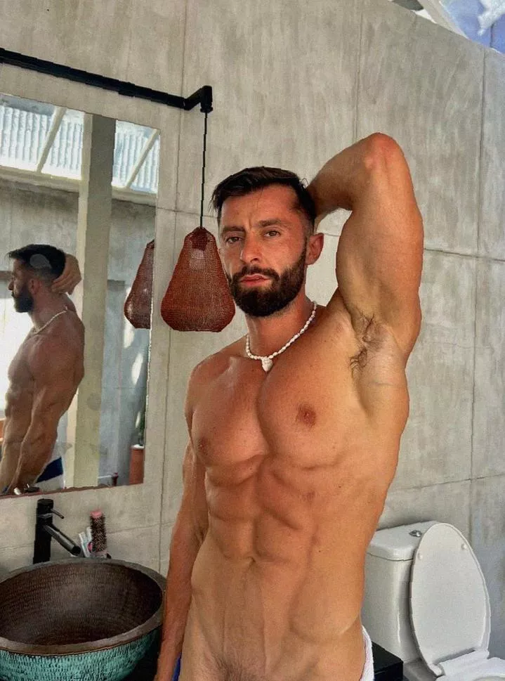 Abs for days, baby! posted by Historical-Arm8504