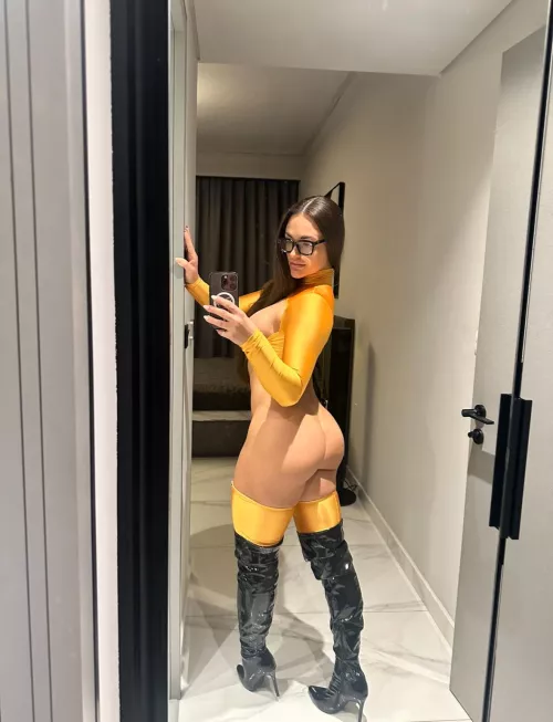 Are you a fan of bubble butt Velma  by Rosefittt