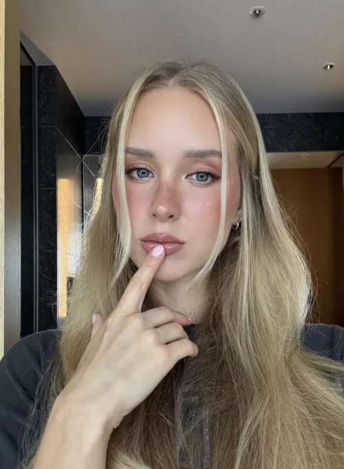 Caroline Zalog by Ken789gh