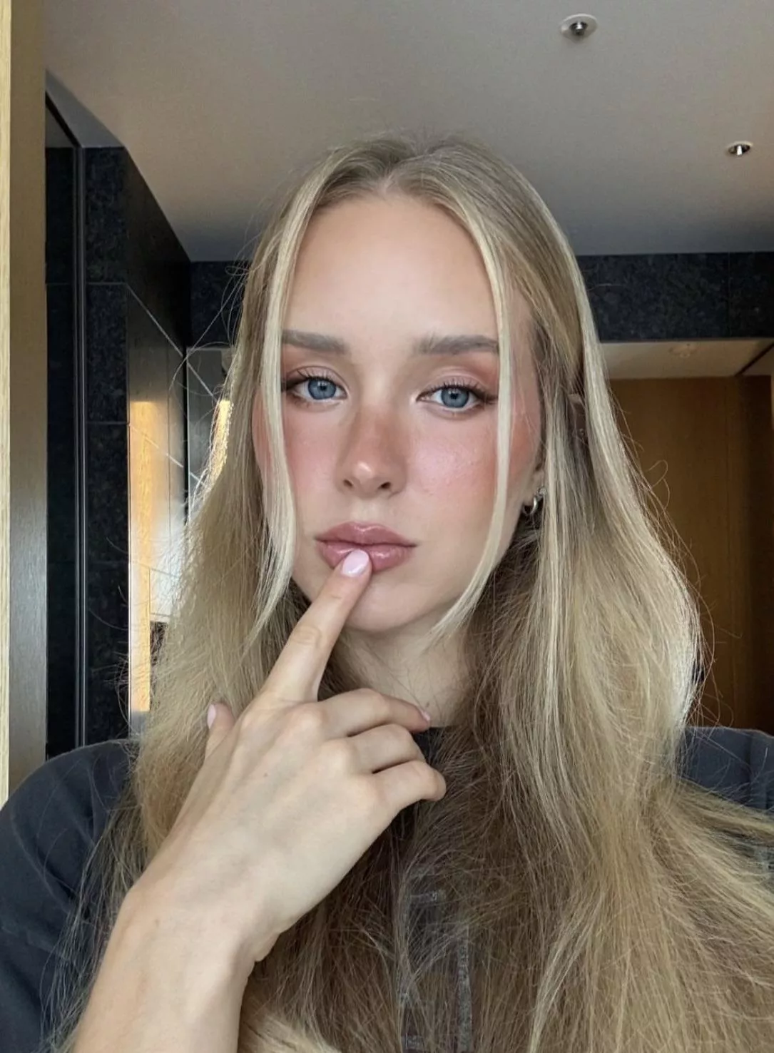 Caroline Zalog posted by Ken789gh