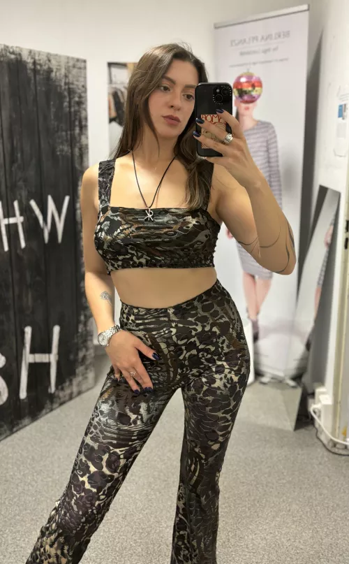 I hope you like my mirror selfie by goldennluminous