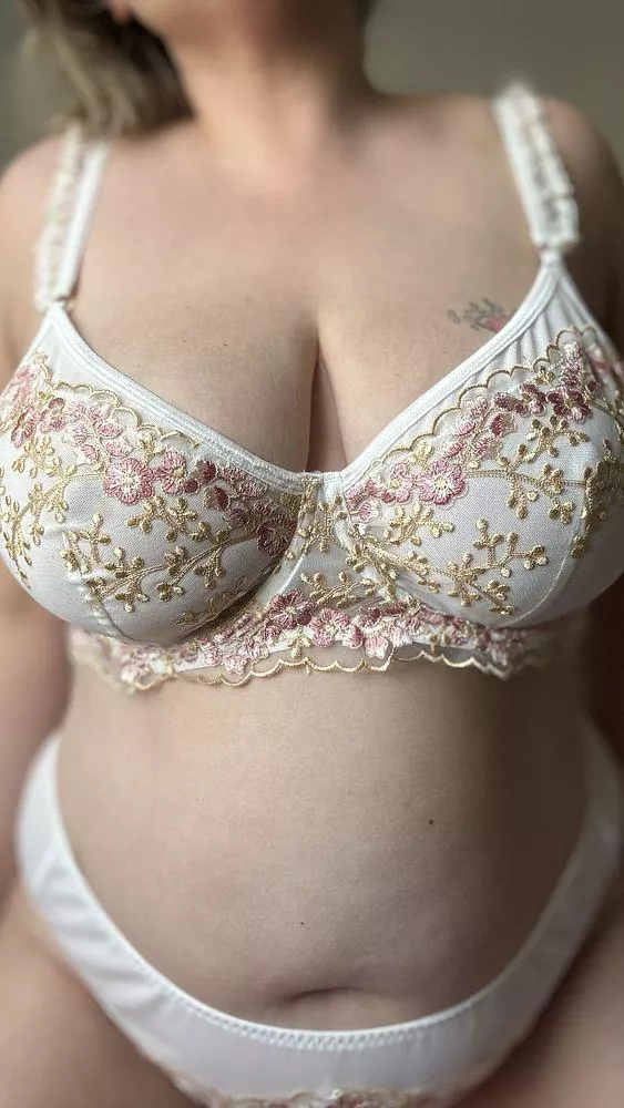 I love this white set with gold and pink accents  by jenatalia_xo