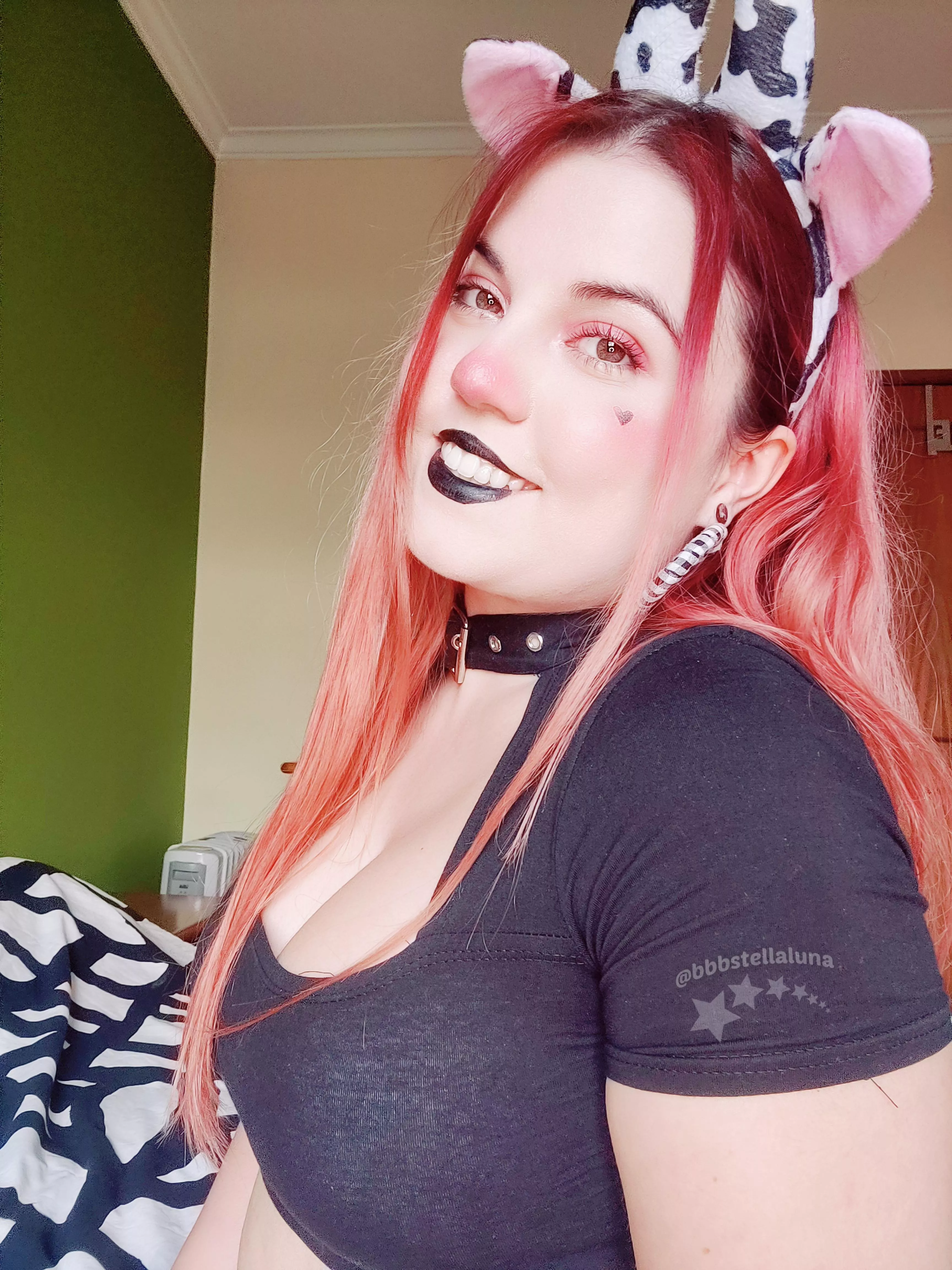 Cleavage from the side is also nice posted by bbbstellaluna