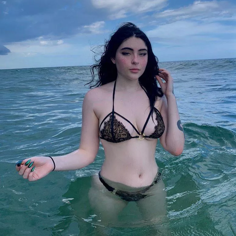 Do you want to play with this navel posted by Icy-Wind8639