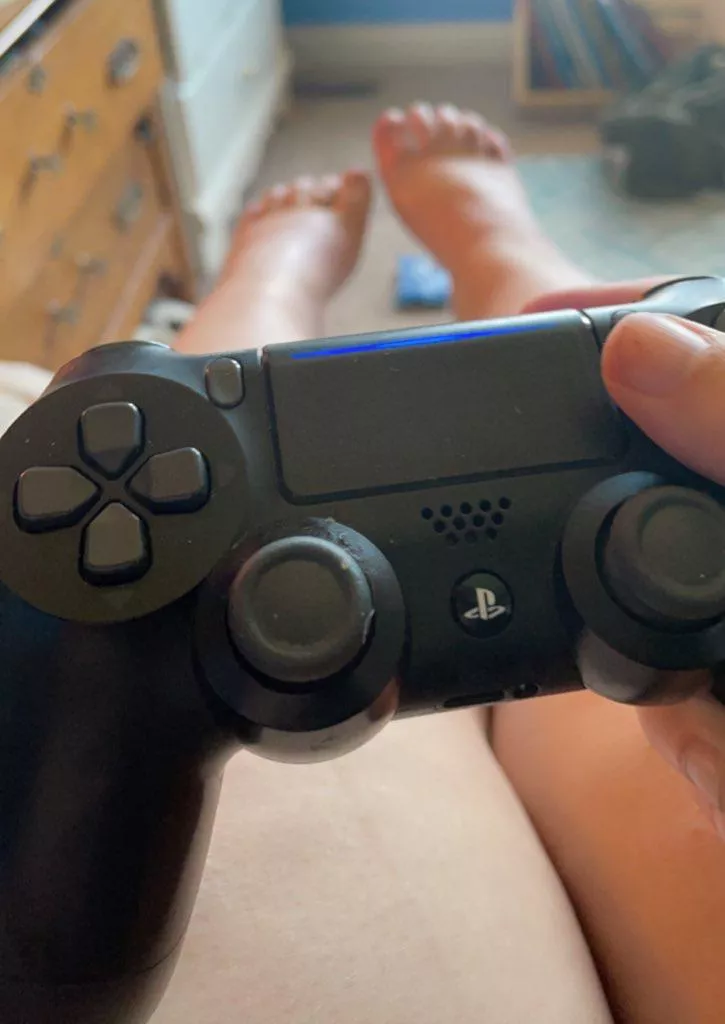 Gaming rn, need a sub to help keep it entertaining tho 🤔 posted by Cathcontent