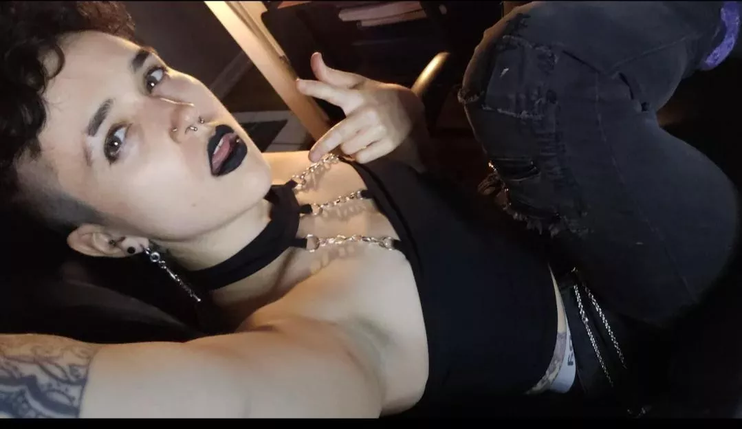 Happy gothtober 🦇🖤 posted by vampire-sympathizer