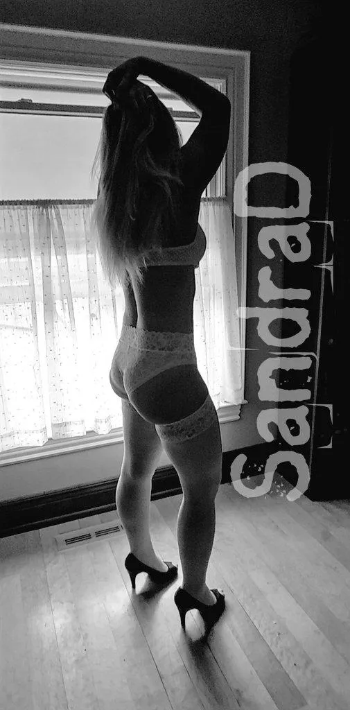 Happy hump day 🍑🖤 posted by SandraD_Vixen