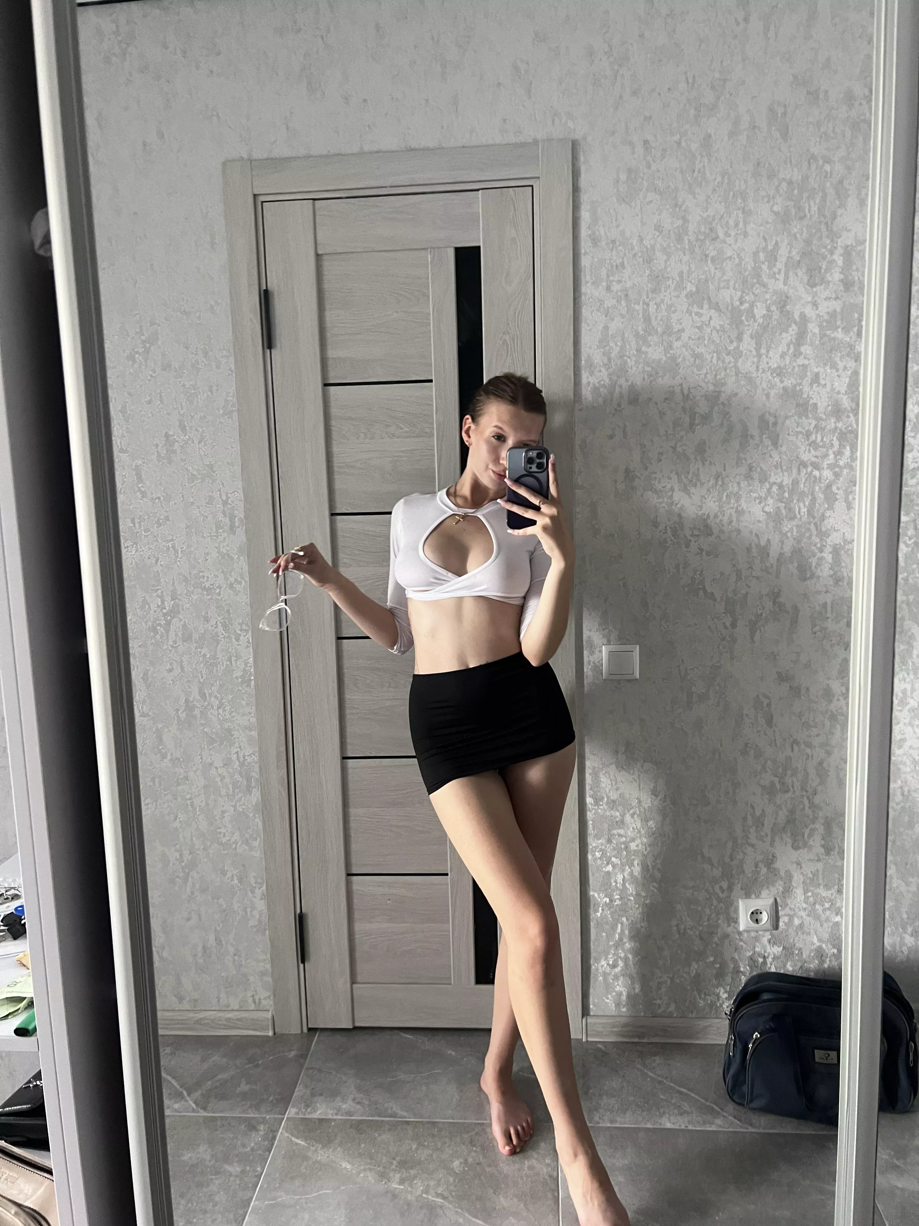 I like to wear short skirts, because you can see my legs posted by Babinhoe