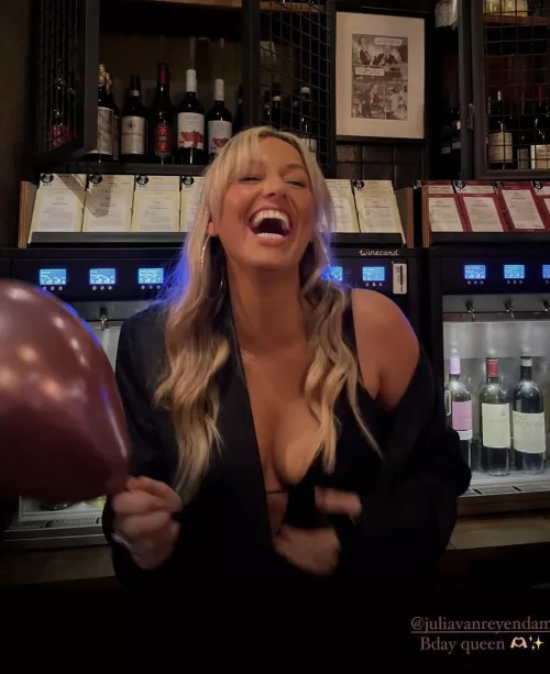 Julia van Reyendam by maandesteenwinkel