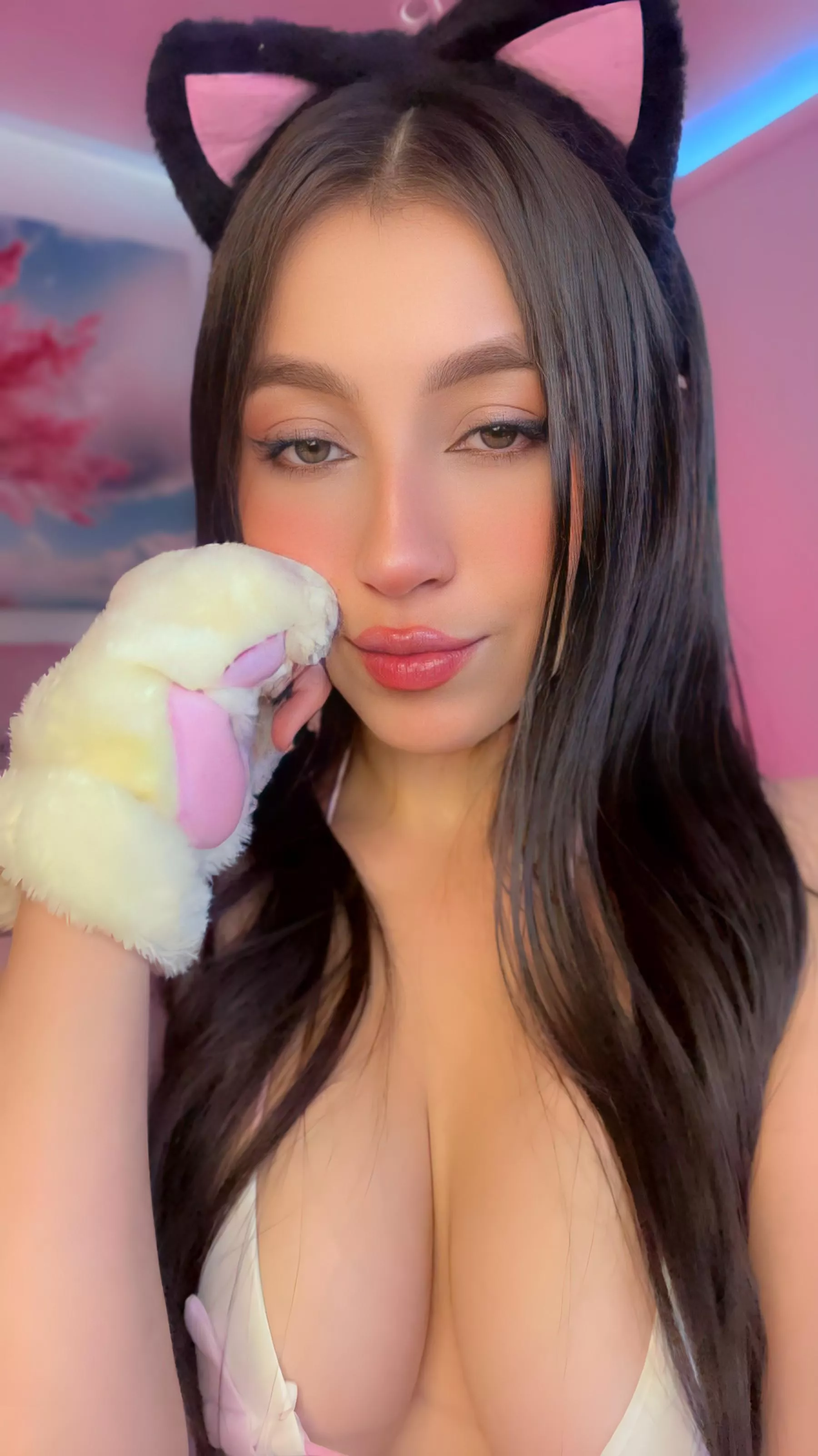 [julianaa_castro] 😻Miau! A little push and you'll be inside of me.   I love big cocks! I will suck you and fuck me.🍆💦 posted by castro_julianaa02