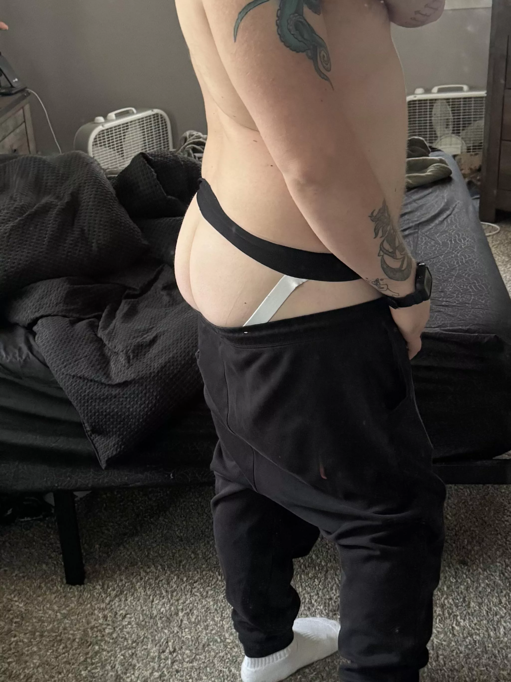 Love how this jock hugs me posted by redcub7