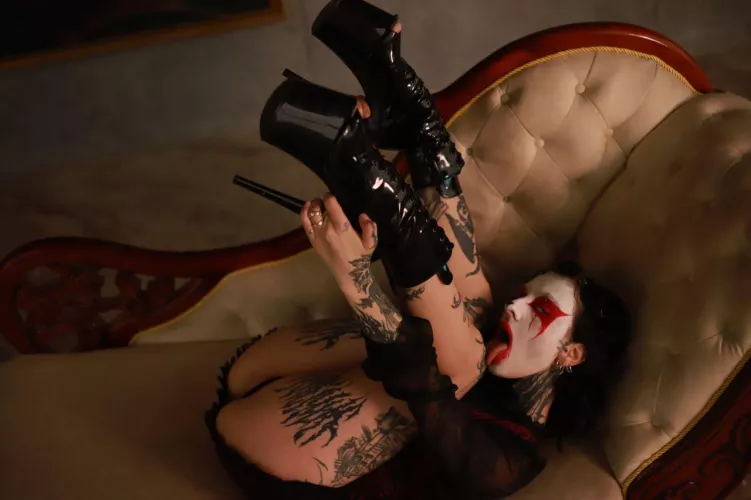 My tongue can surprise u  by Bewitching_womans