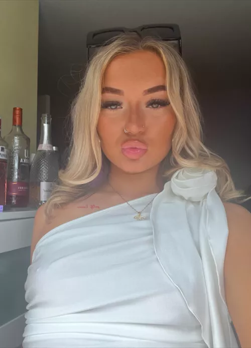 19F Looking for some fun  by Majesticc_Mermaid