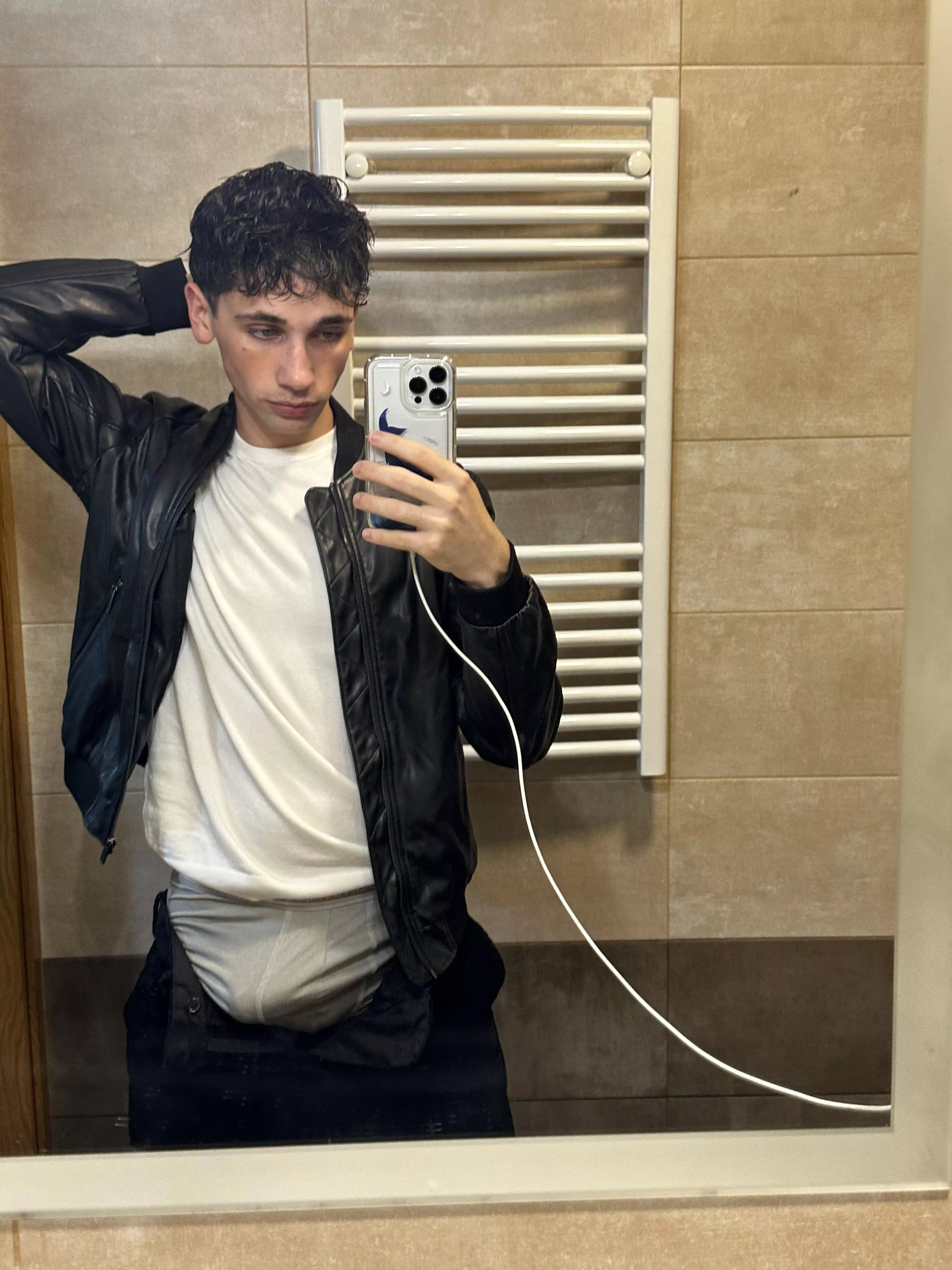 19y/o😶‍🌫️ posted by gianmartinezz