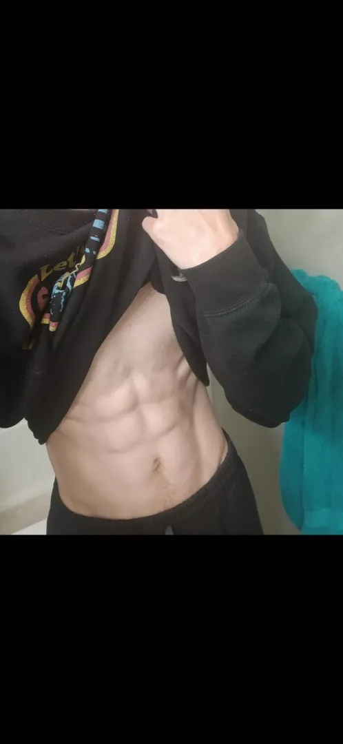 27[M4F] scary movies and chill? posted by orphanslayer410