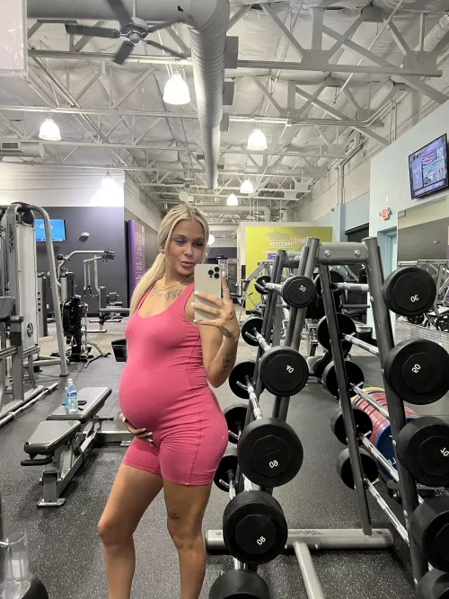 31 weeks at the gym  by pregnantprincessxx