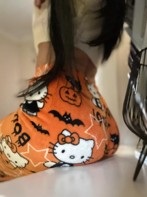 Can we cuddle and watch horror movies? 🎃 by myropesbunny