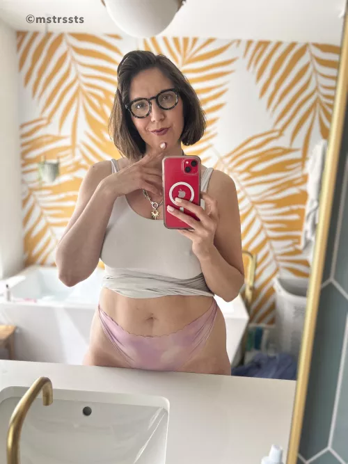 Debating if I should ask out my gardener by mstrssts