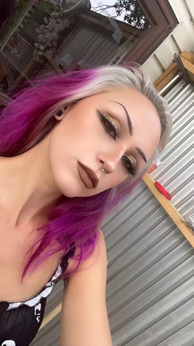 Do you think I’m hot, even if it’s SFW? 🥰 posted by xxxkitty26