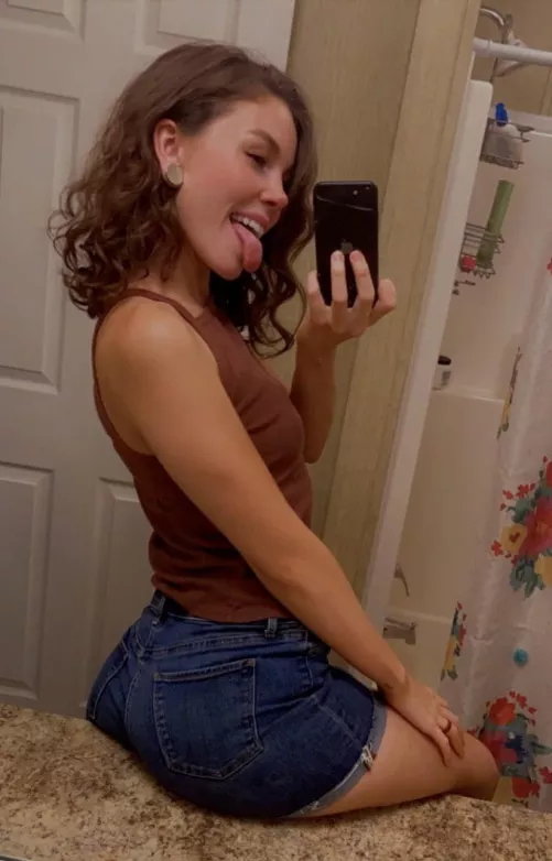 Hi 🙈 by LovelyLilah24