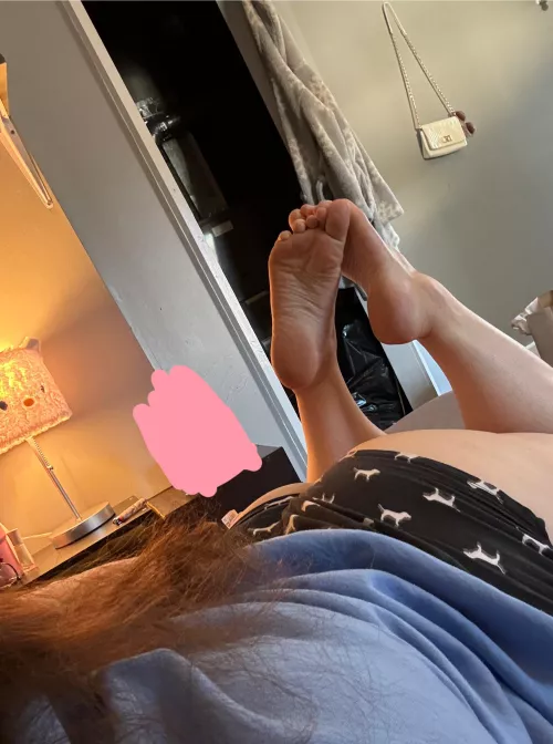 how old is the guy jerking off to my feet right now  by Annabellesdawgz