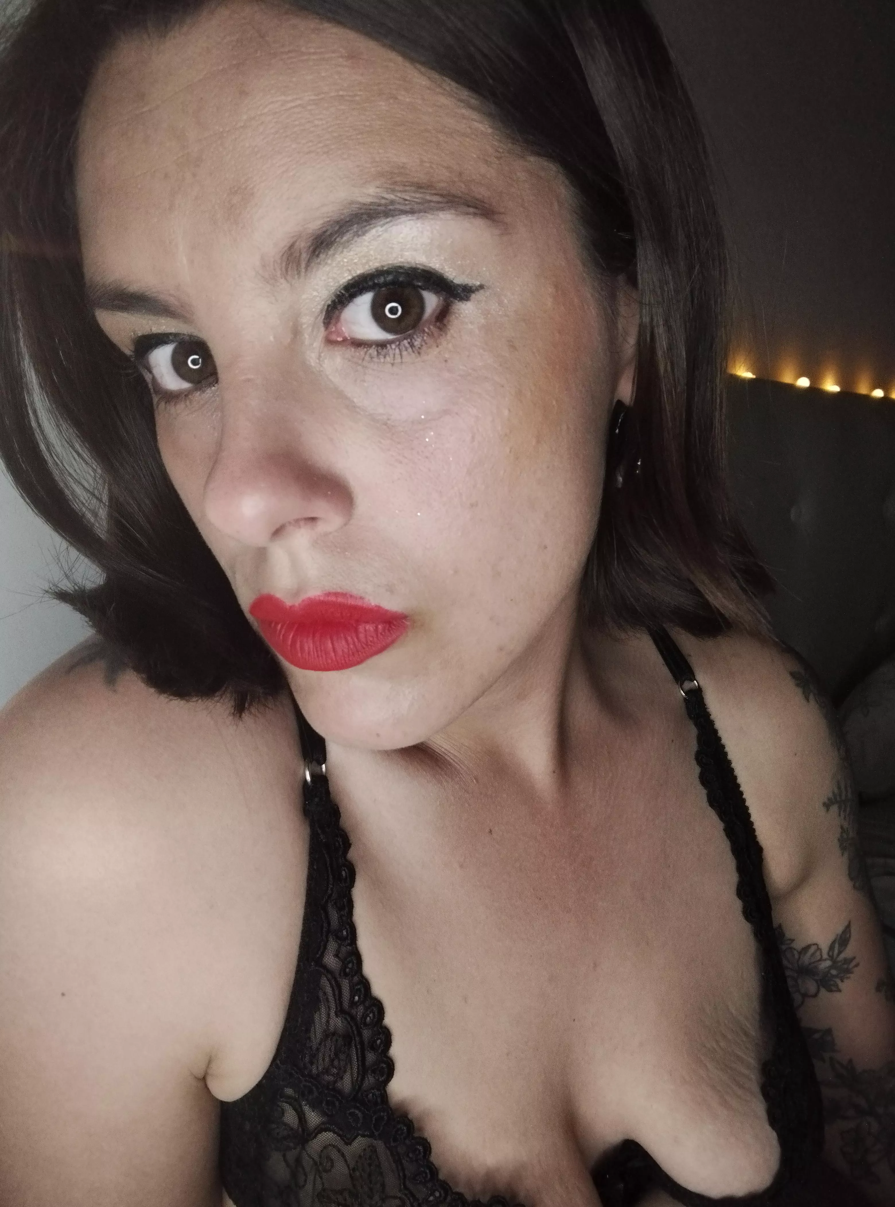 My red lips are waiting for you.  posted by Candysuculento