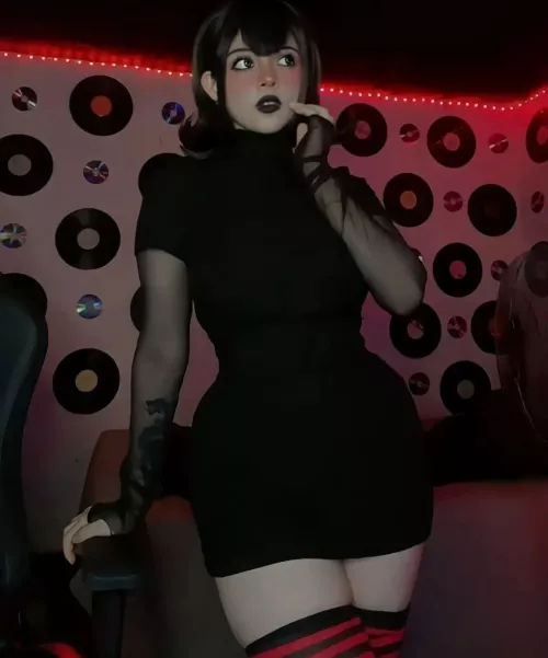 No soy fan de Transilvania pero un live Action con esta zorrita de Mavis sin duda vería la película o mínimo unas pajas le dedicaría  by LevelBM