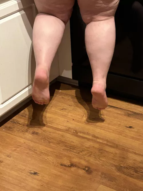 Rare sighting of plump feet in flight 😳🫣🥵🫡 by LittleMissSwissRolls