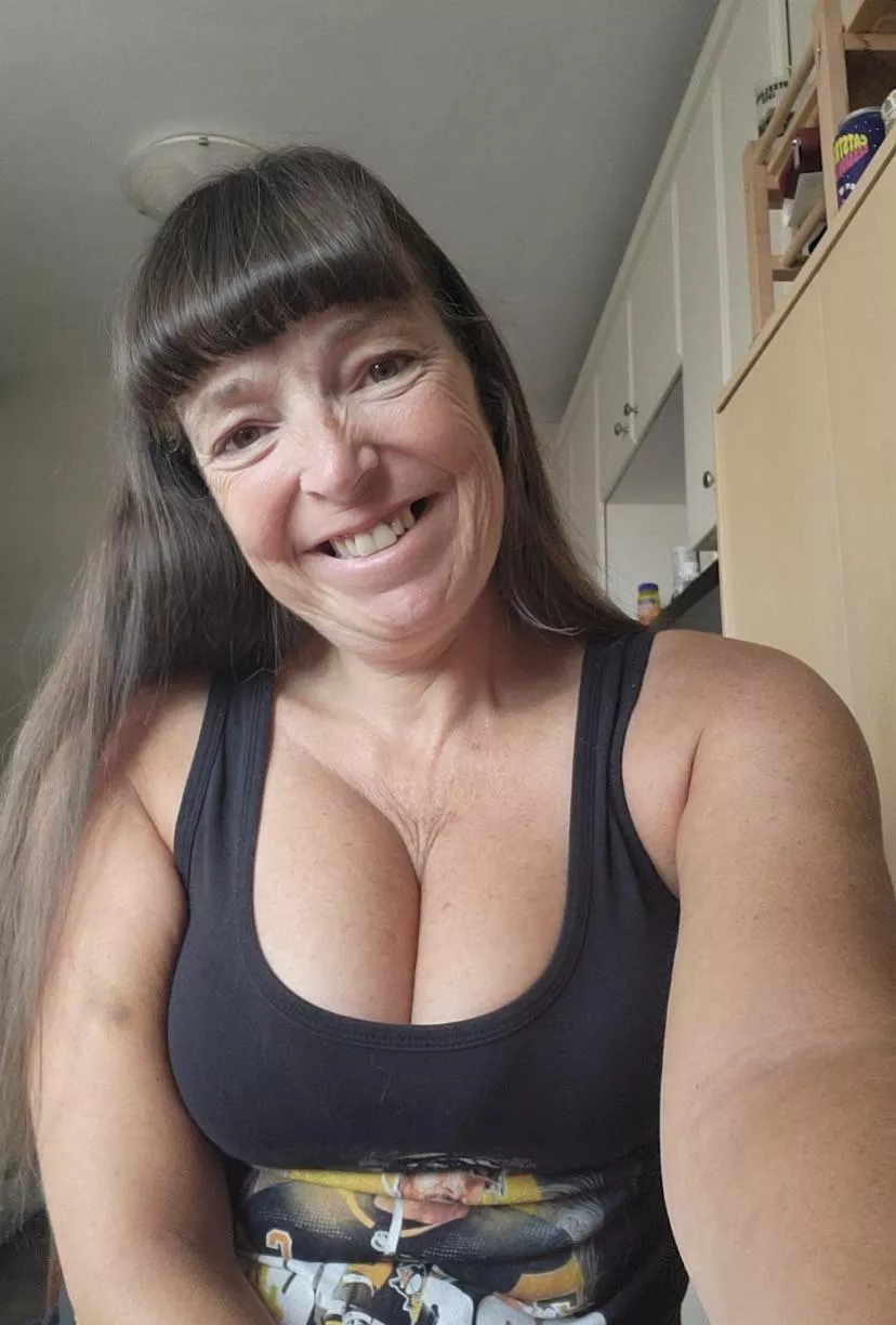 This cleavage really needs you rn! Do you want it freed from this tank top? posted by squishybby20