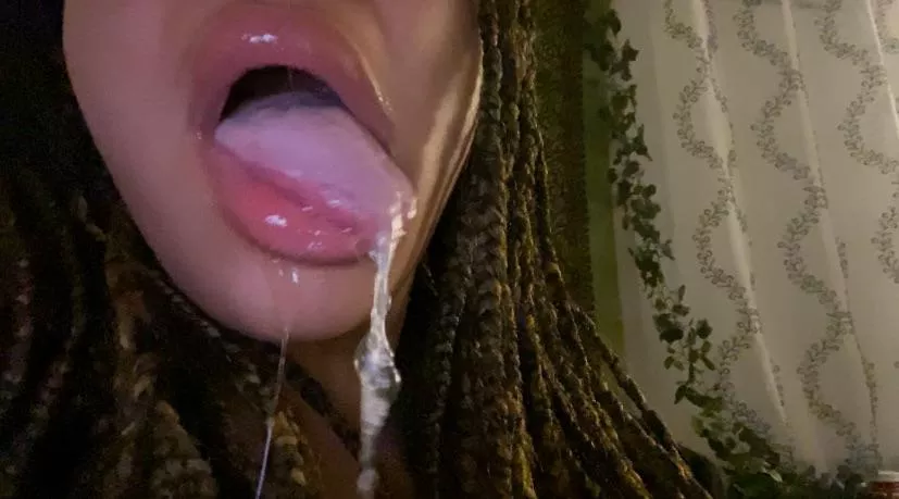 What would u do to a pretty little mouth like mine?💋😣 posted by Ksyummyfeet1