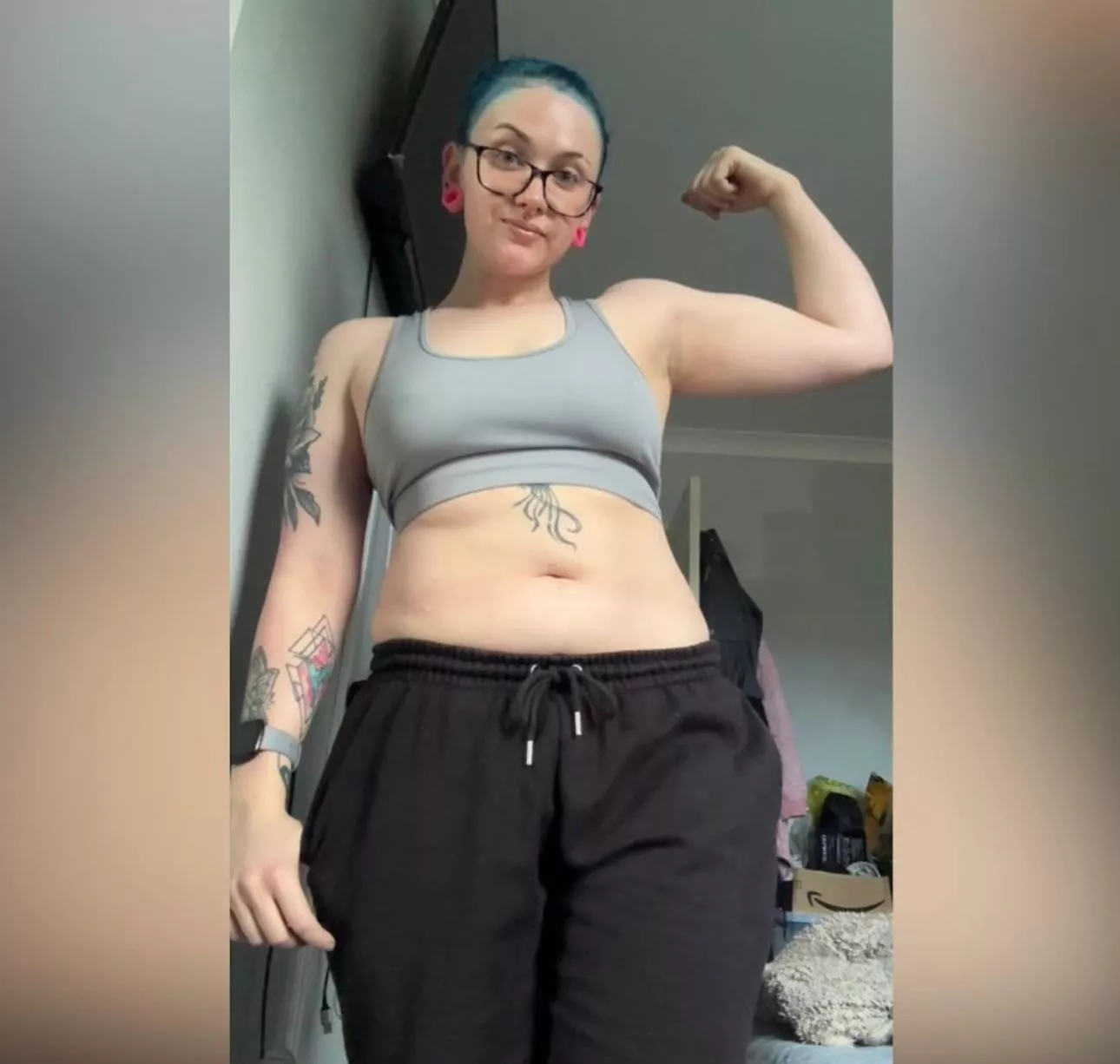 working on my belly & biceps 💪🏻 posted by AndieHart98