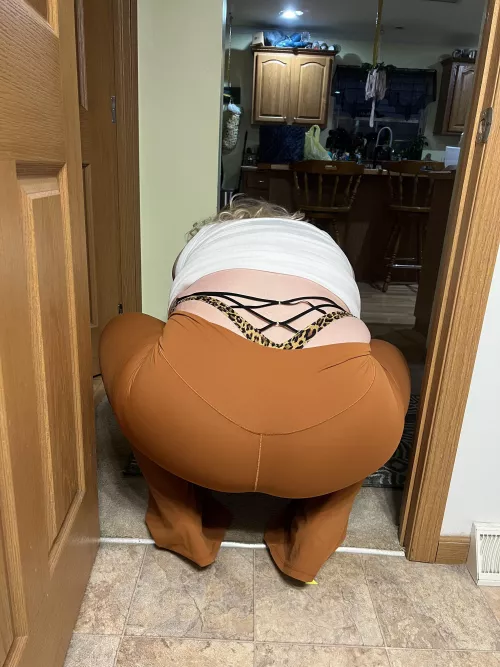 Do I go to the gym with my tail like this..hmmm by PLANTSN0TPE0PLE