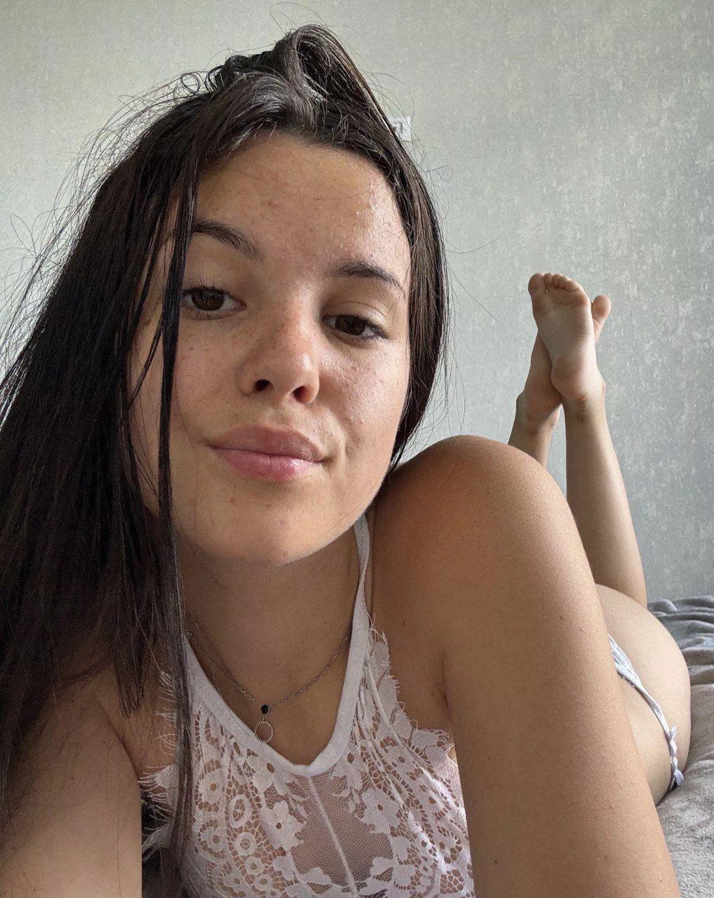 Hot brunette posted by emillysweett