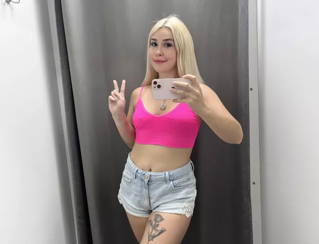 I can't help but take a picture in the locker room by KittieeSweet