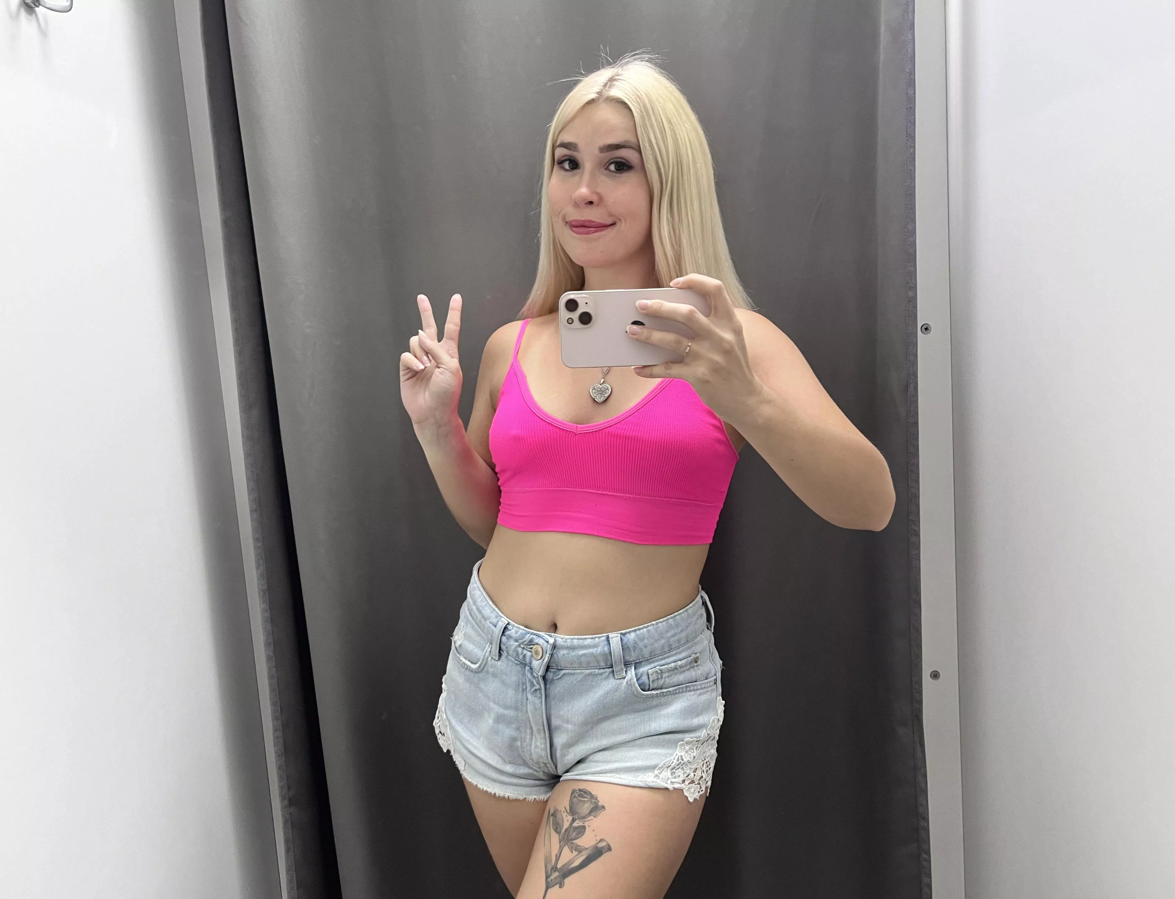 I can't help but take a picture in the locker room posted by KittieeSweet