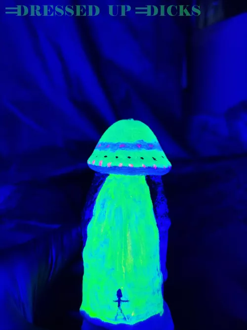 I did an alien so I think it's only right to do a UFO 🛸  by dressedupdicks