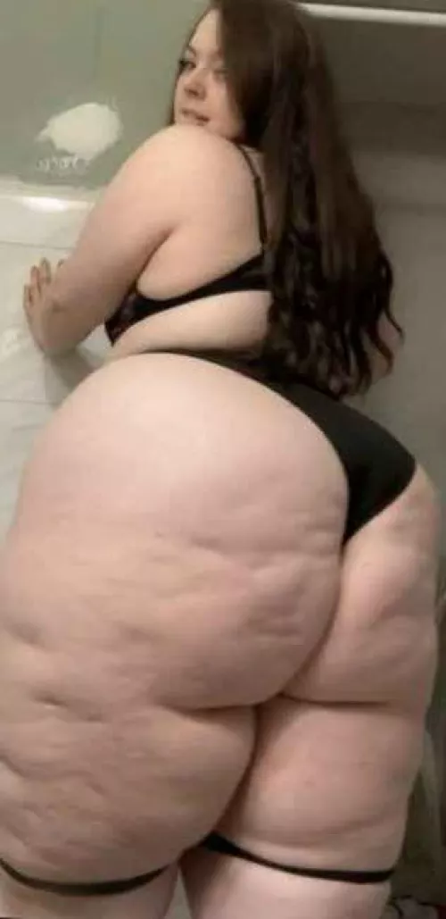 If you like girls with massive booty, here's mine to enjoy by Snowangelcake