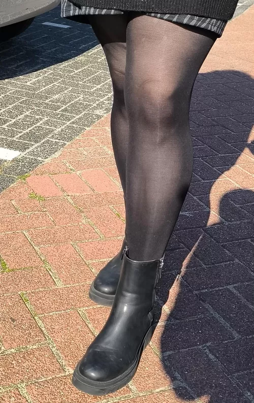 Love the shine on these pantyhose in the sun  by NL-funplaycouple
