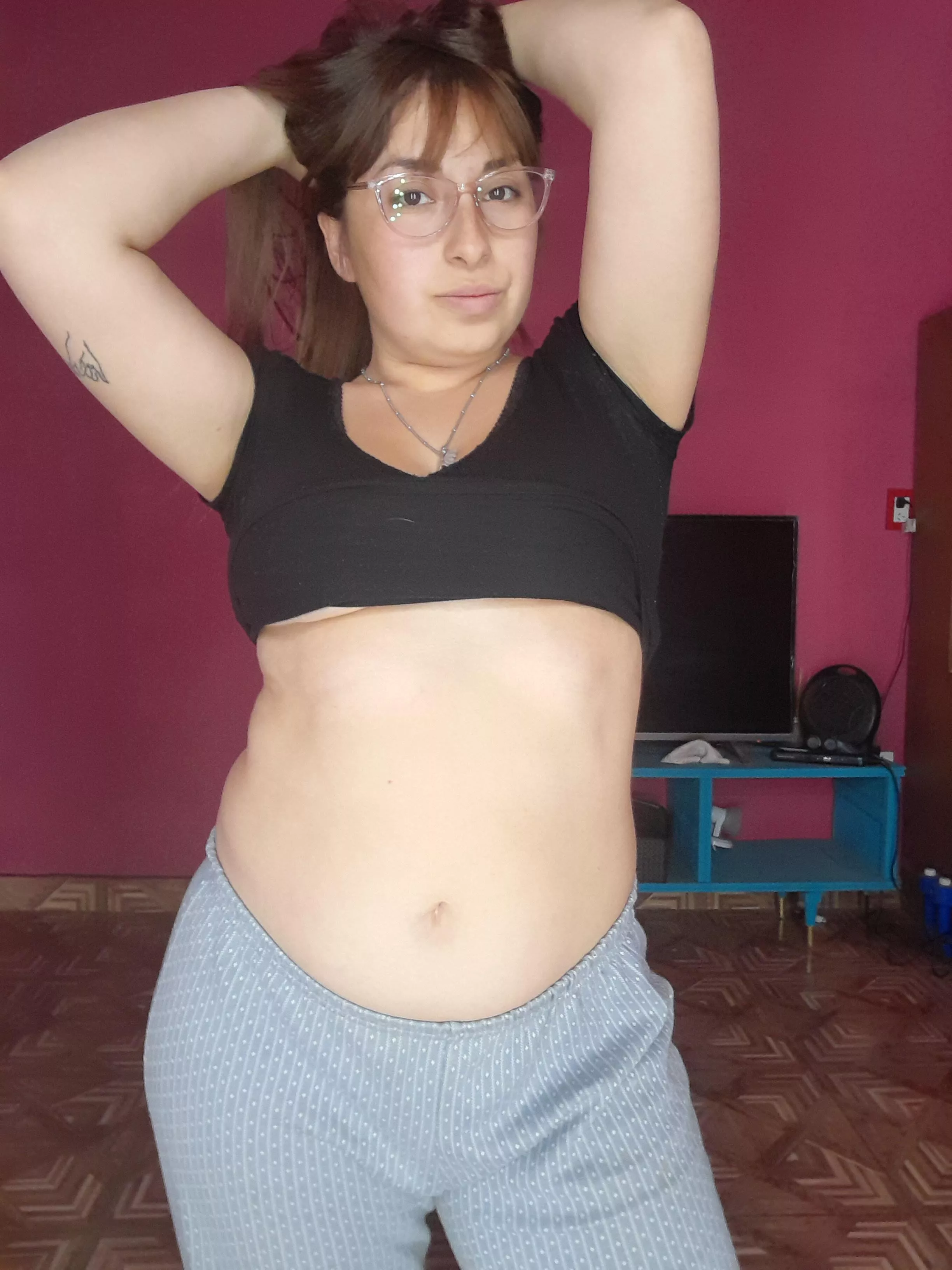 Say a sexy word to my belly button  posted by luchi_lu21