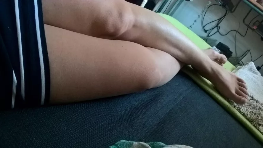 Si encore je mettais une culotte, ce serait peut être décent... by Old_East4034