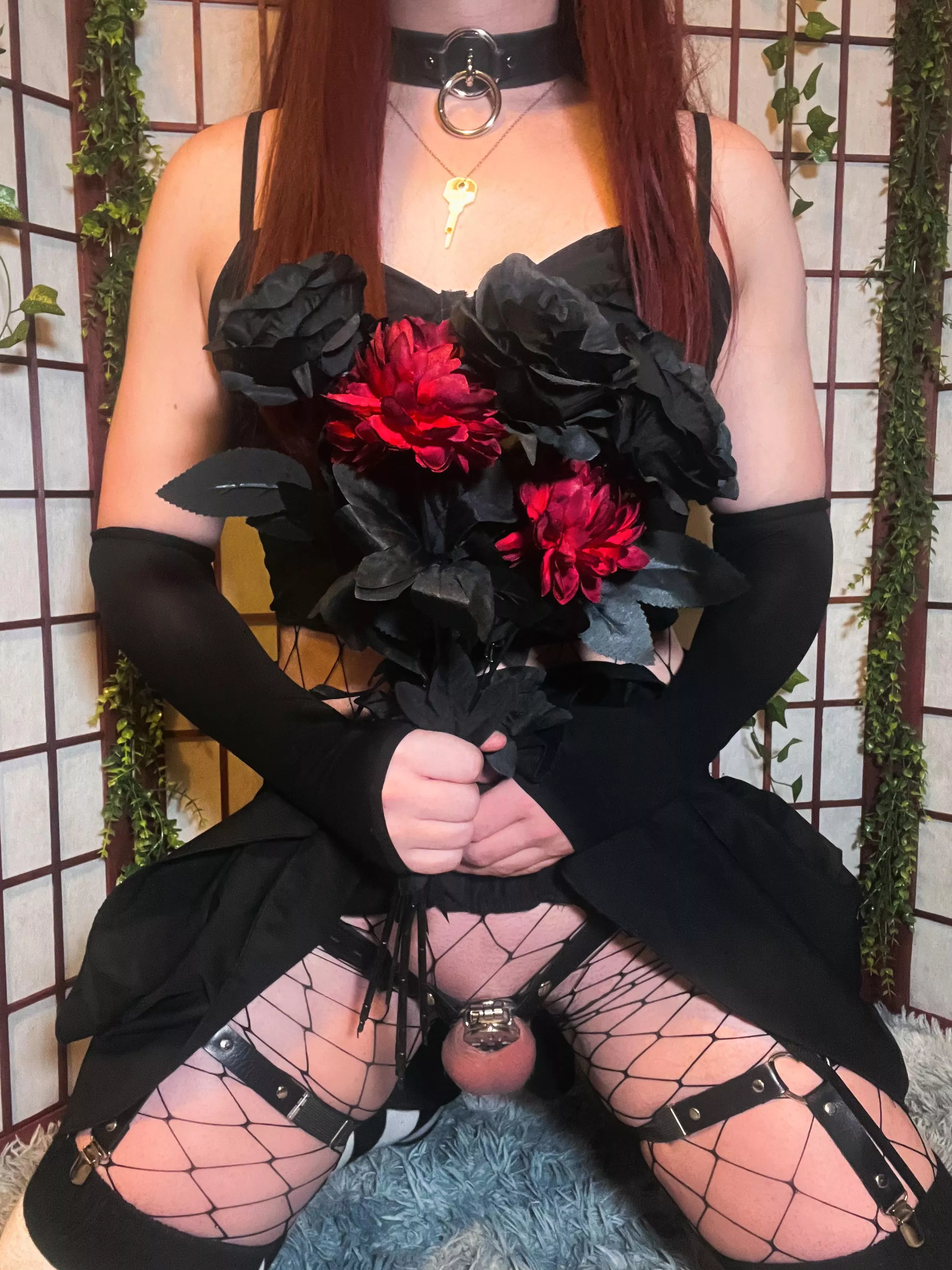 Your goth bride awaits 😉🖤 posted by Xylottie