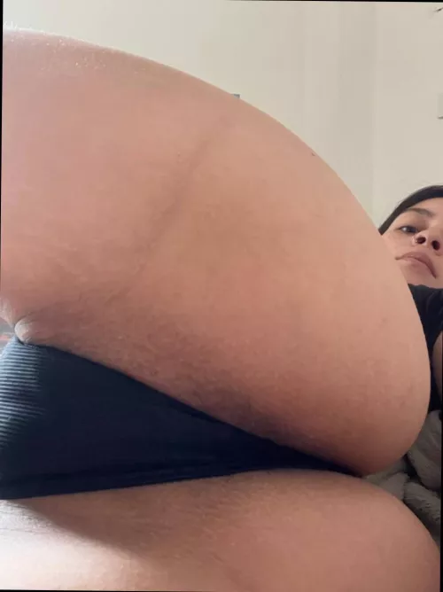 a big booty that needs a big D by HornyQueen13