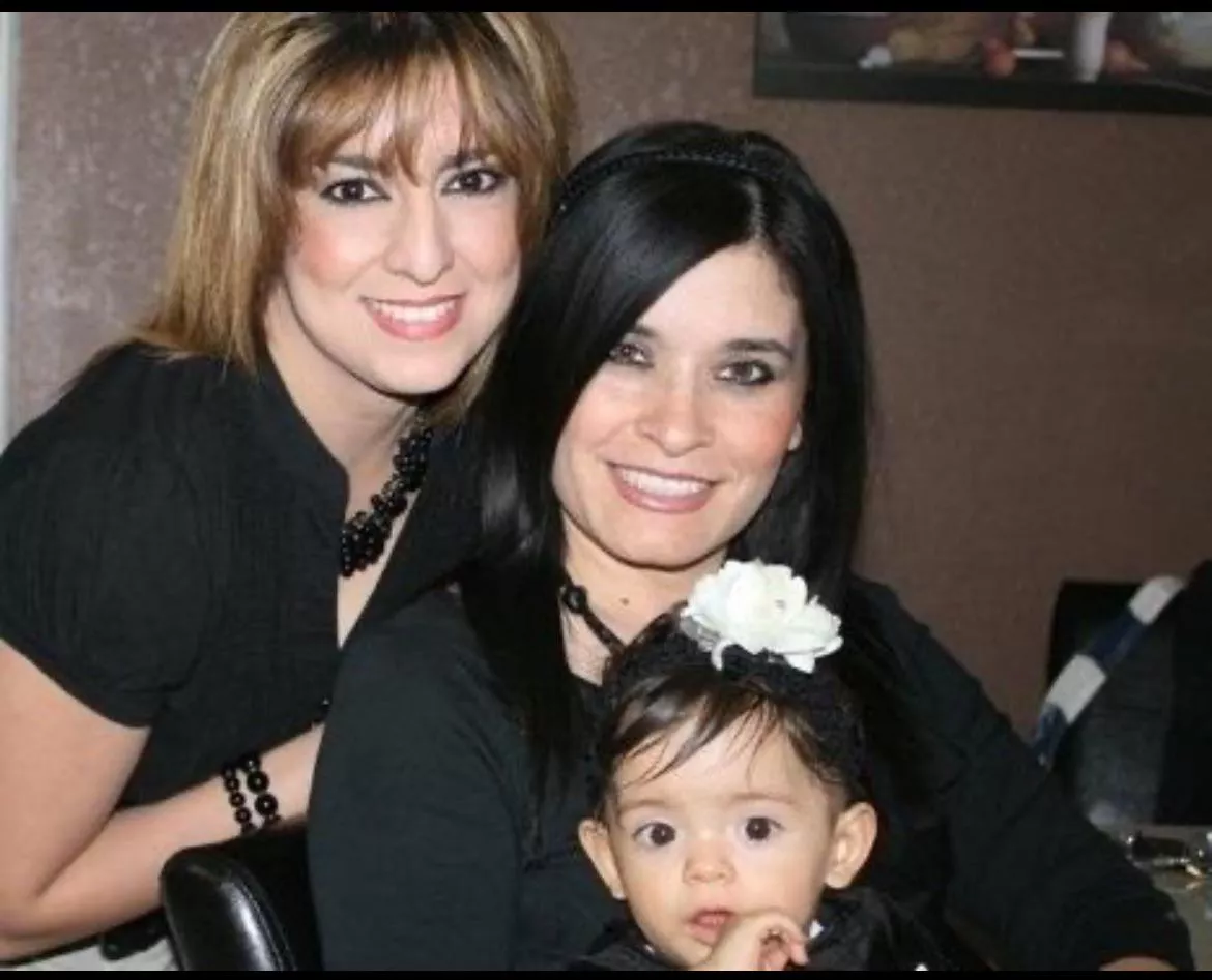 Angela Vega (widow of Heriberto Lazcano Lazcano/El Lazca) and Maribel Diaz (ex-gf of Miguel Angel Treviño Morales/Z40 with their daughter Angelita)  posted by ImaginaryPlac3s