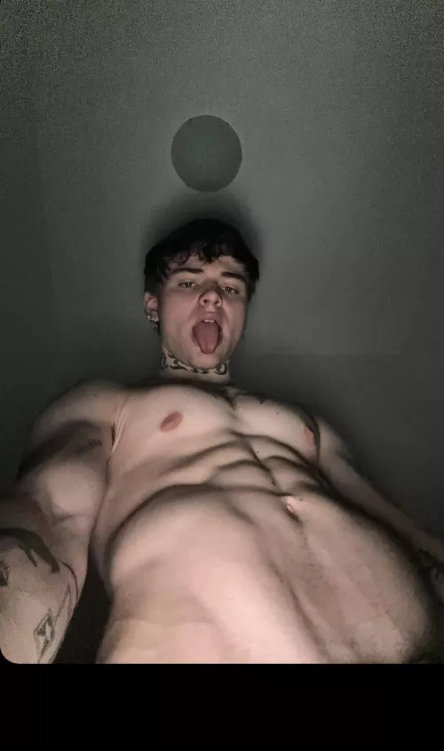 how about my V shape ?😈 by imraezify