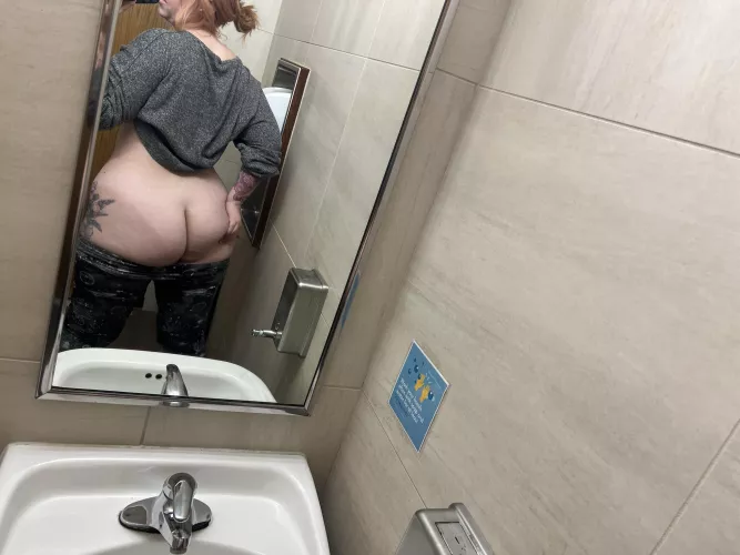 Pawg at work  by Glitteringworm78