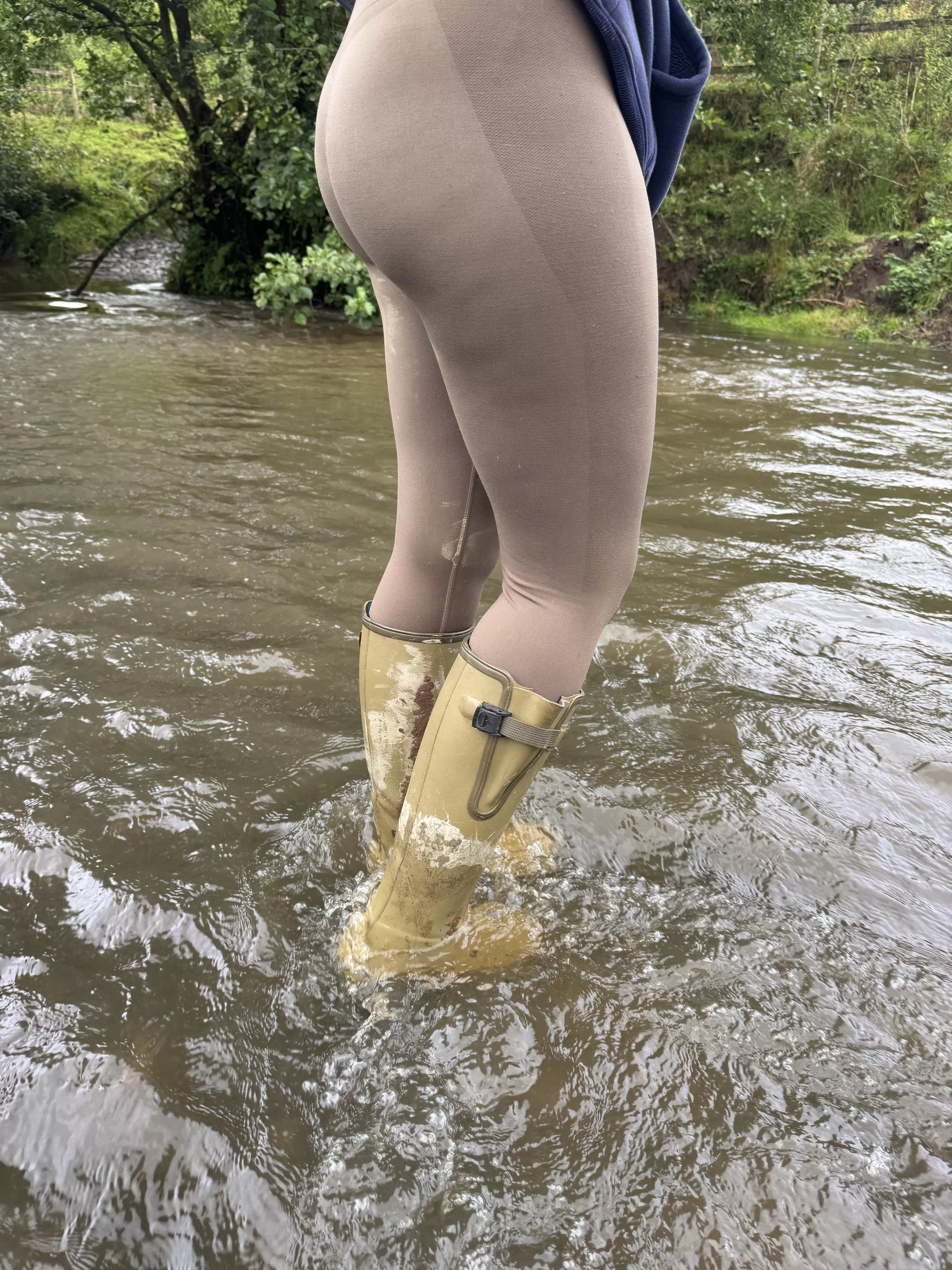 Stream with a view 🌊🍑 posted by Mudandmore